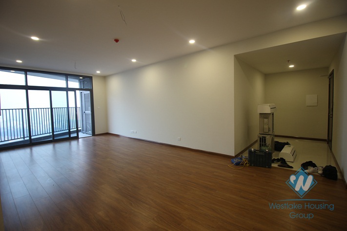 Unfurnished three bedrooms apartment for rent in Discovery building, Cau Giay district, Ha Noi